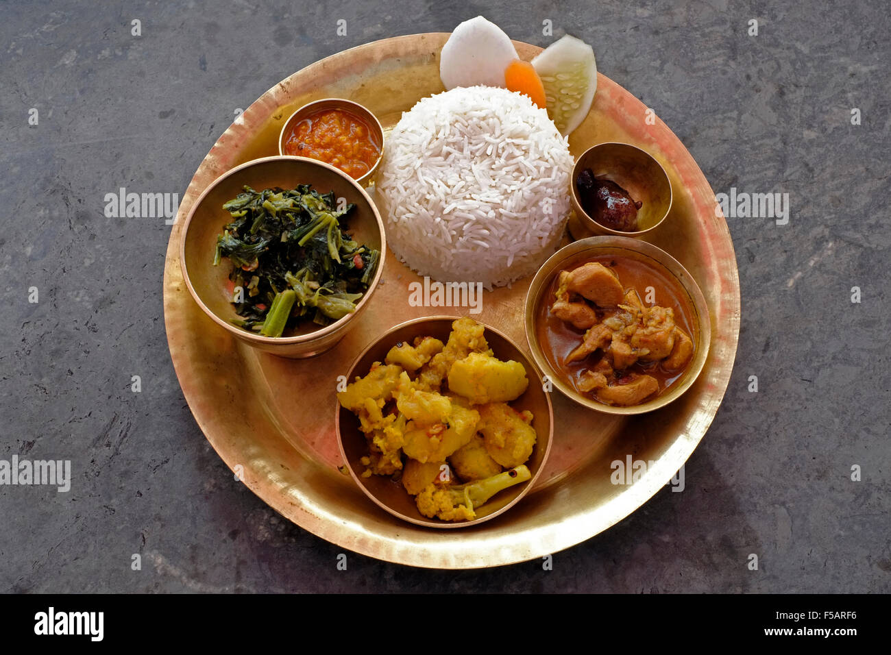 Un plato redondo de Dal-bhat tarkari-formada por una selección de varios  platos que incluyen arroz, curry, chutney de verduras y encurtidos. Nepal  Fotografía de stock - Alamy