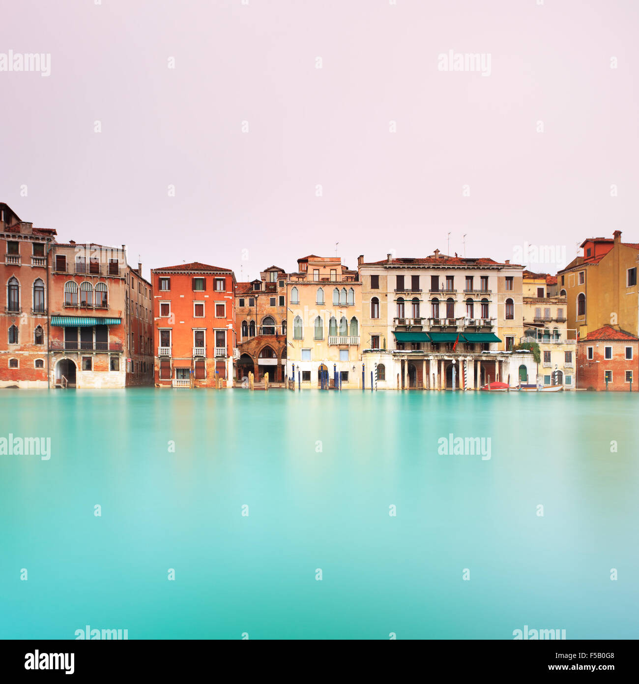 Hito en el famoso Gran Canal Venecia en un tiempo de exposición de la fotografía. Grand Canal es más grande y el más importante canal de agua en Ve Foto de stock
