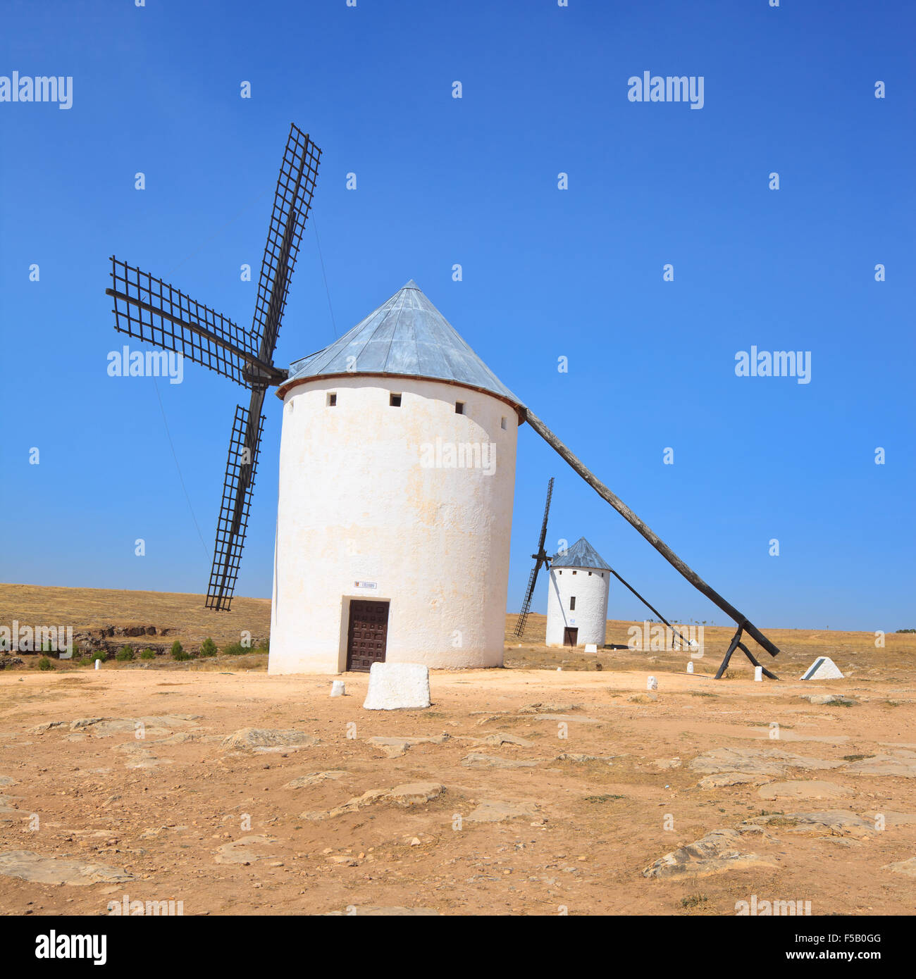 Dos molinos de viento, Campo de Criptana cerca de Alcázar de San Juan, Castilla La Mancha. Castilla La Mancha, España, es famoso debido a Foto de stock