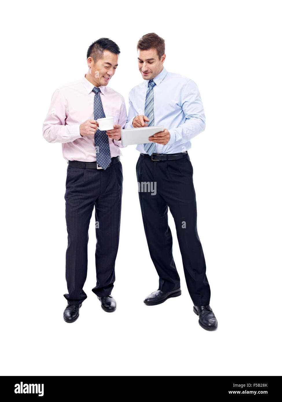 Hombres de negocios asiáticos y caucásicos tras una discusión Foto de stock