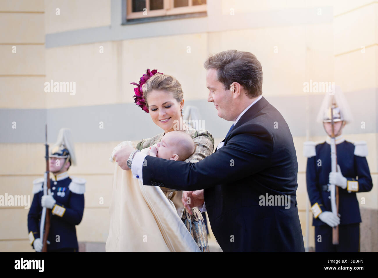 El bautismo real en Suecia, de octubre de 2015 - La princesa Madeleine de Suecia, con el príncipe Nicolás y esposo Chris O'Neill Foto de stock