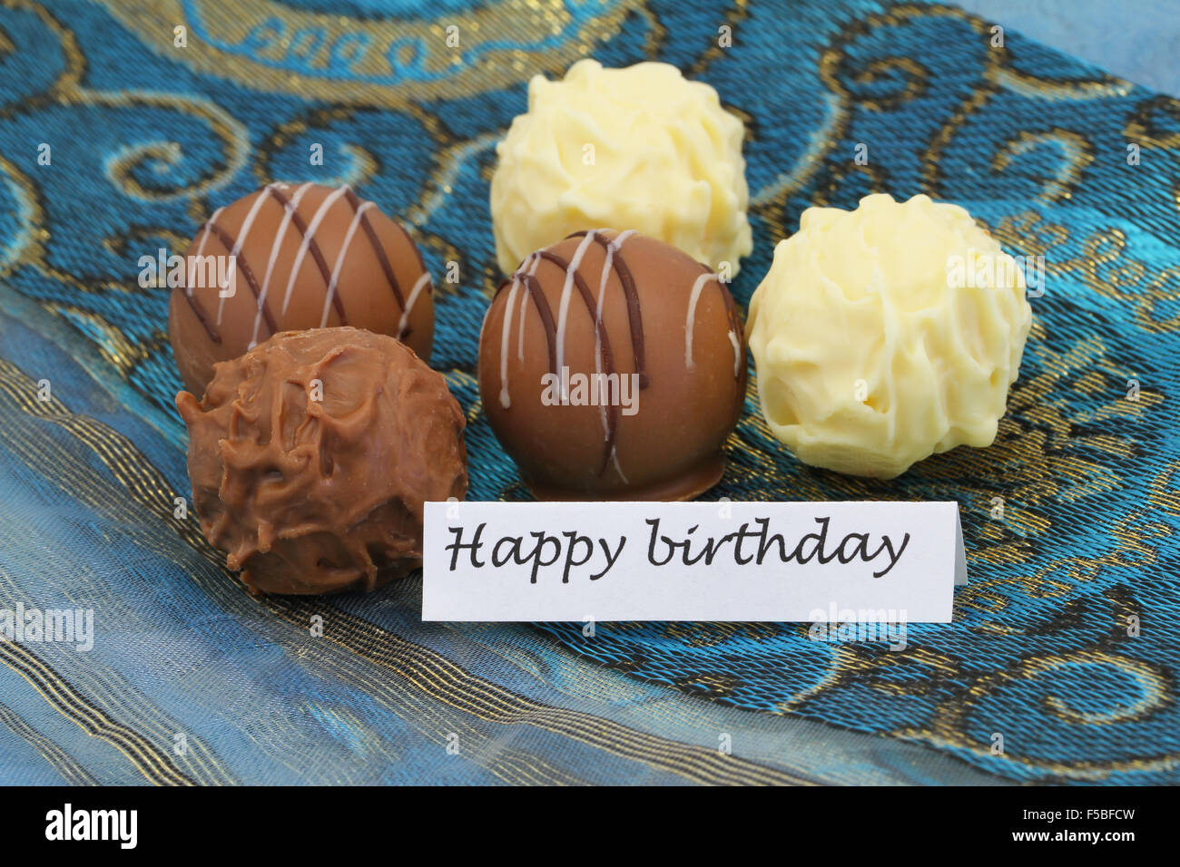 Tarjeta de cumpleaños feliz con un surtido de trufa y praliné chocolates Foto de stock