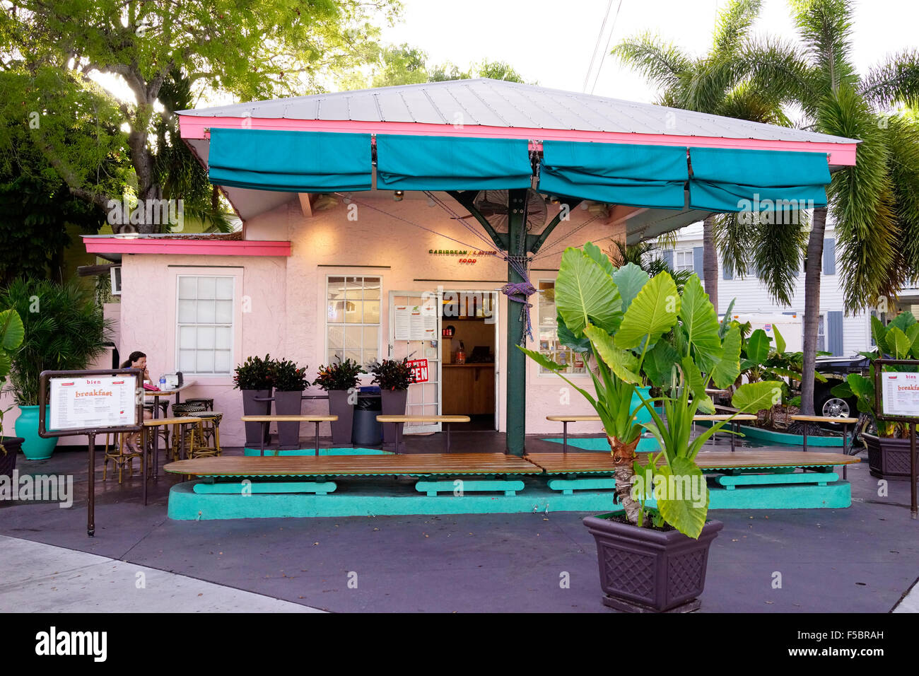 Bien Caribe / restaurante Latino, Key West, Florida USA una comida increíble desde una gasolinera rehabbed Foto de stock