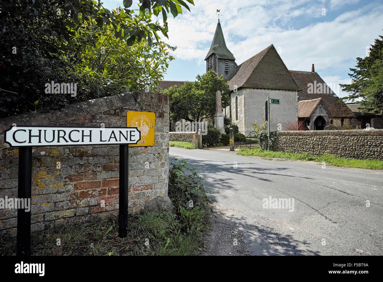 Church Lane, Northney, Hayling Island en el siglo XII la iglesia de San Pedro en el fondo Foto de stock