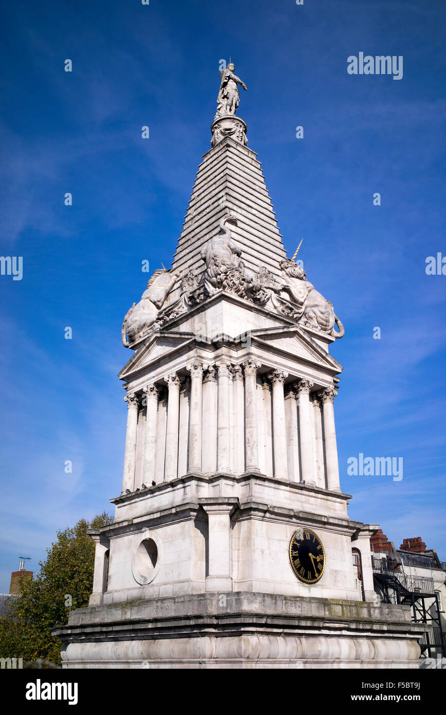 La torre del reloj y la torre de la Iglesia de San Jorge de Holborn diseñado por Hawksmoor y restaurado Foto de stock