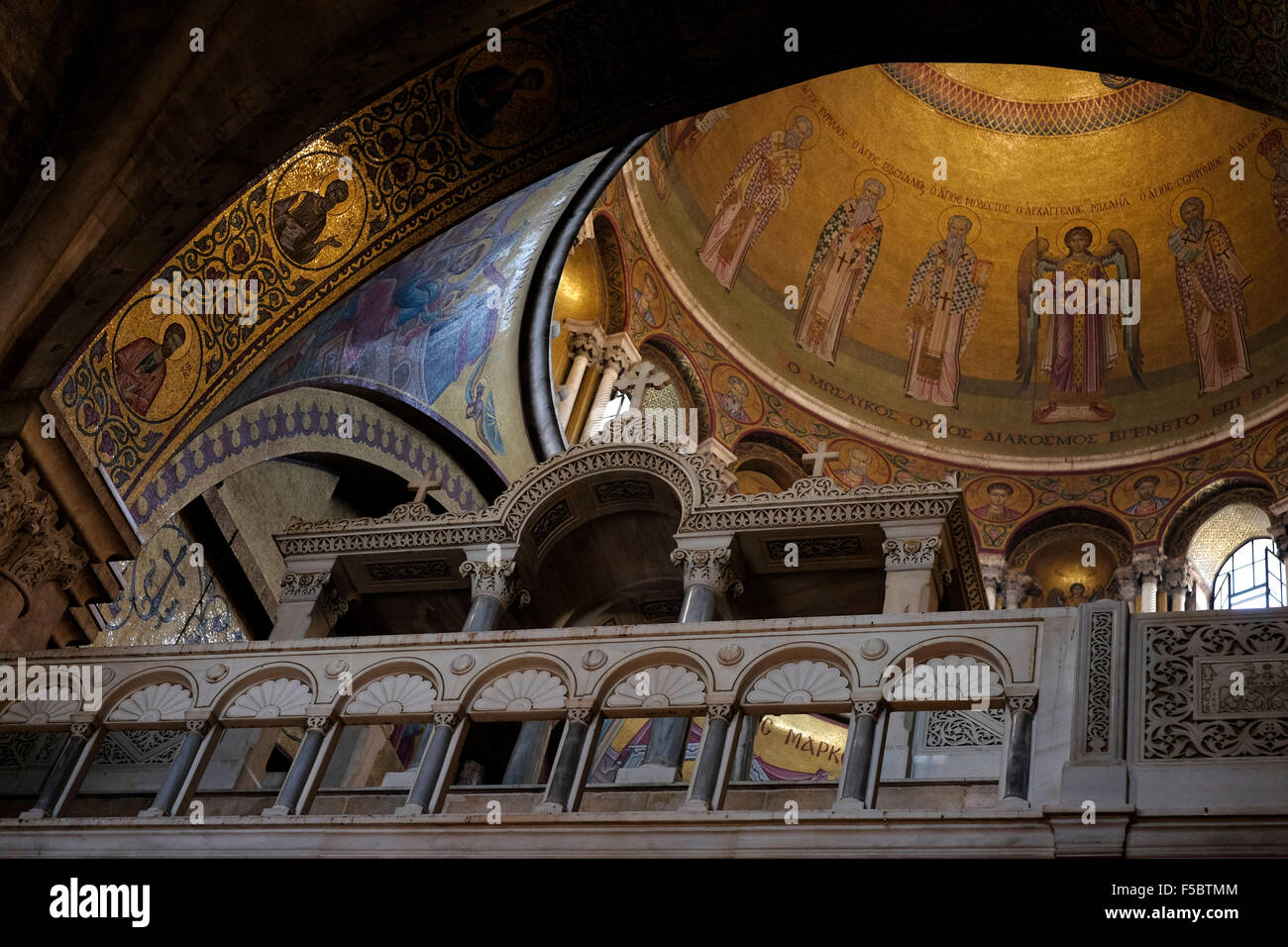 Arriba vista de la cúpula de la cámara Catholicon Catholicum o a la Iglesia del Santo Sepulcro en el barrio cristiano de la ciudad vieja de Jerusalén oriental Foto de stock
