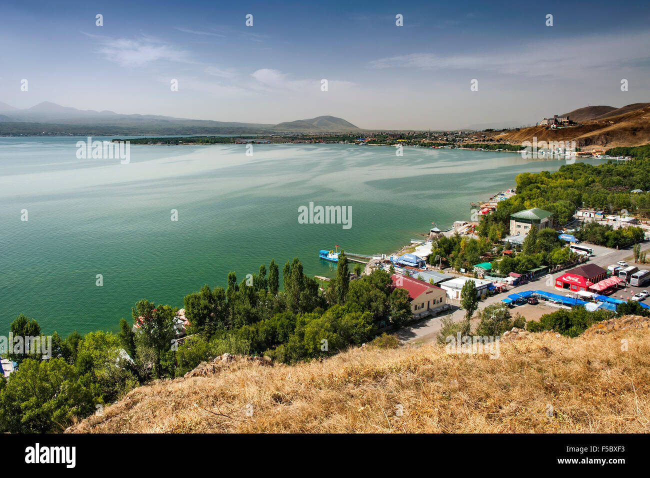 El lago Sevan visto desde el monasterio de Sevanavank en la provincia de Gegharkunik Armenia Foto de stock