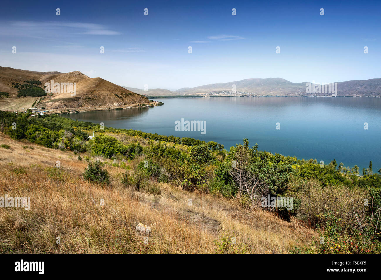 El lago Sevan visto desde el monasterio de Sevanavank en la provincia de Gegharkunik Armenia Foto de stock