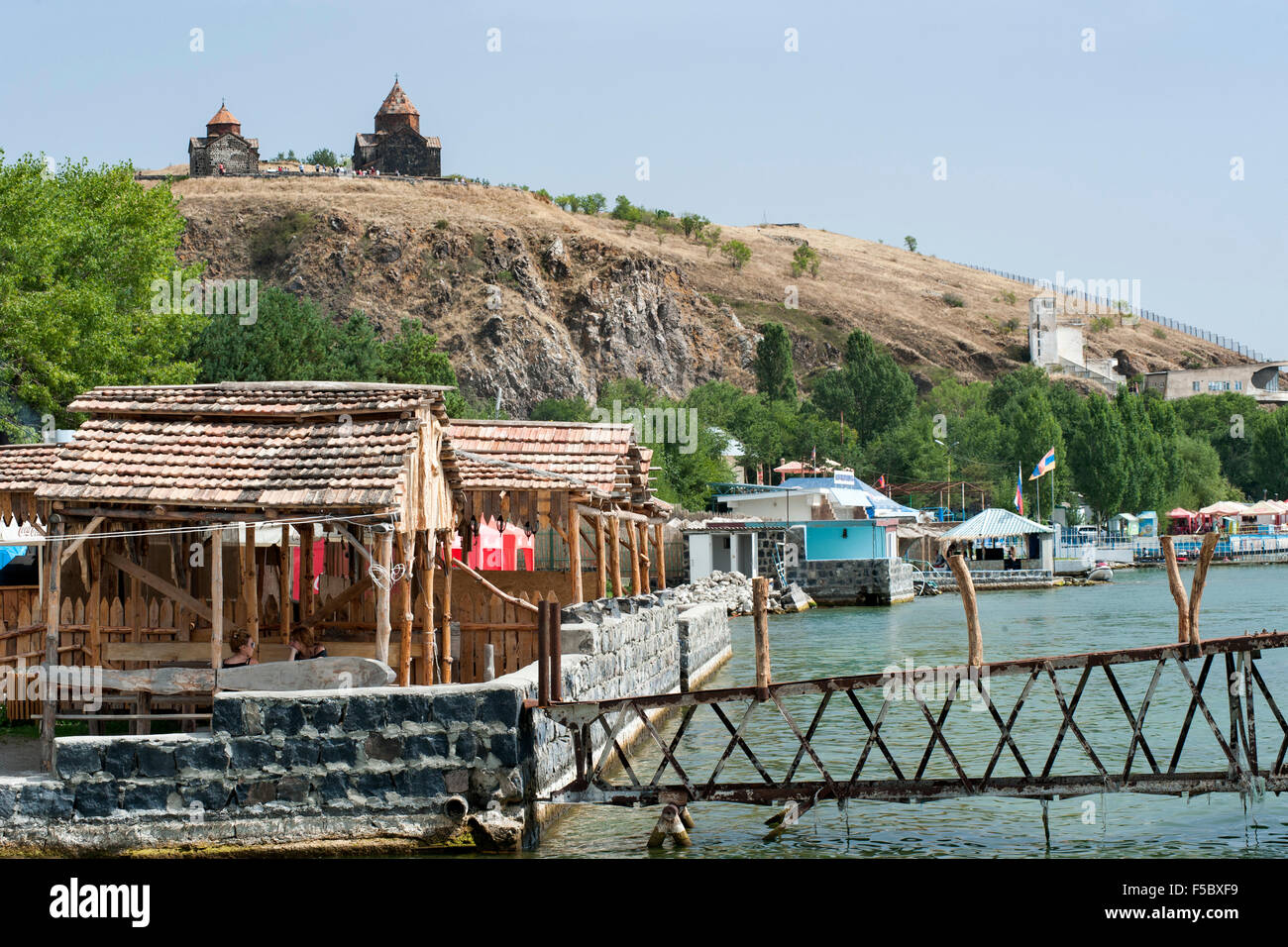 Vista del monasterio de Sevanavank desde las orillas del lago Sevan, en Armenia. Foto de stock