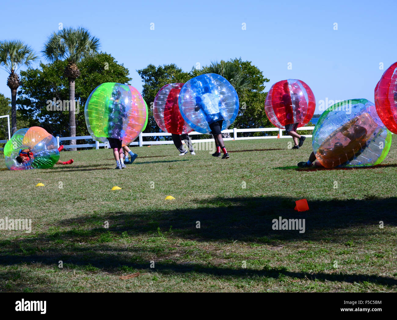 Pelota de burbuja inflable juego de futbol fotografías e imágenes de alta  resolución - Alamy