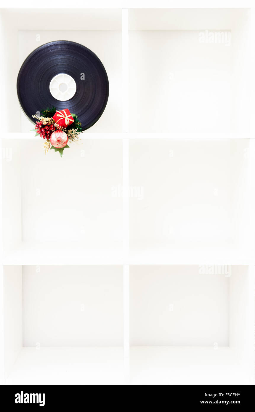 Películas de cine de molinete con decoración de navidad en estantería vertical blanca con seis cajas cúbicas y copie el espacio Foto de stock