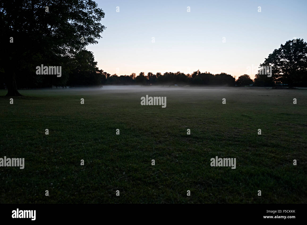 Misty campo paisaje al atardecer en Inglaterra Foto de stock