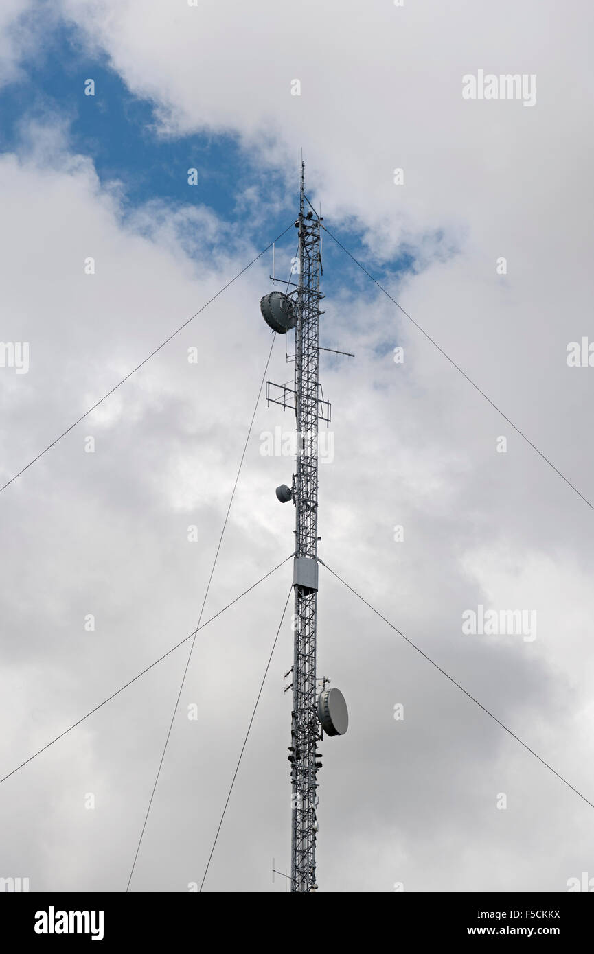 Antena de telefonía móvil tecnología para distribuir señales de teléfono Foto de stock