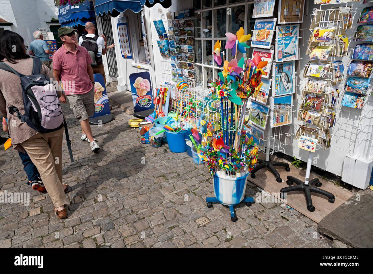 Lymington hampshire seaside juguetes para la venta en tiendas y calles antiguas Foto de stock