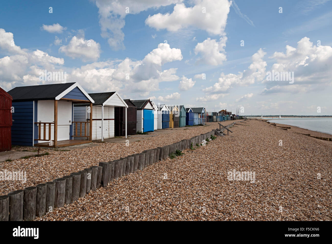Cabañas de playa y mar calshot Foto de stock