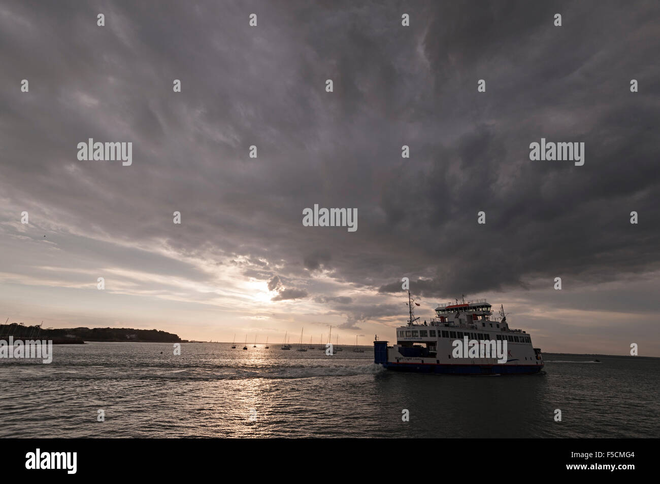 La isla de Wight wight yarmouth ferry de línea que va a lymington Foto de stock