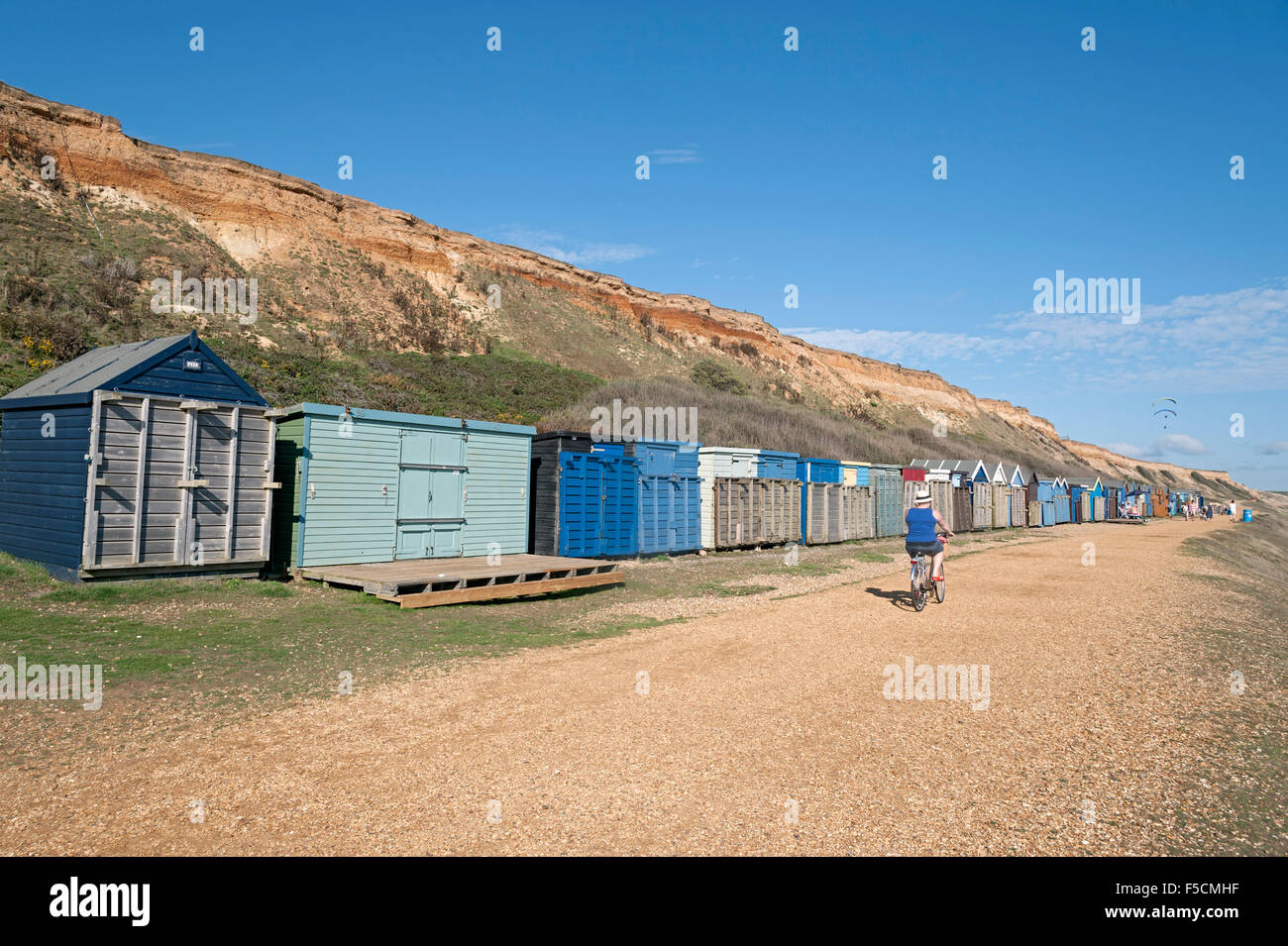 Barton en la playa hampshire con parapentes y cabañas de playa Foto de stock