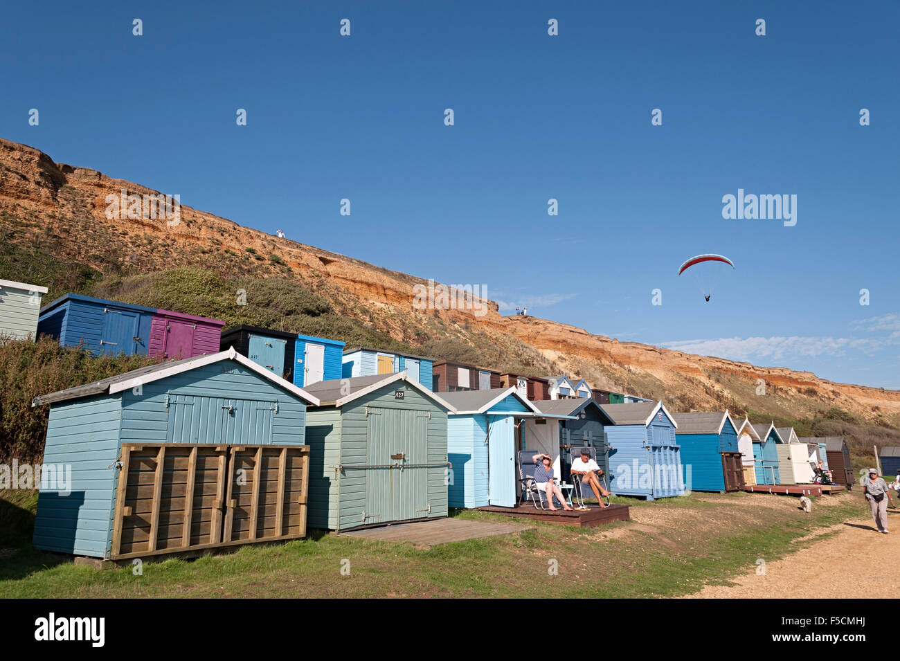 Barton en la playa hampshire con parapentes y cabañas de playa Foto de stock