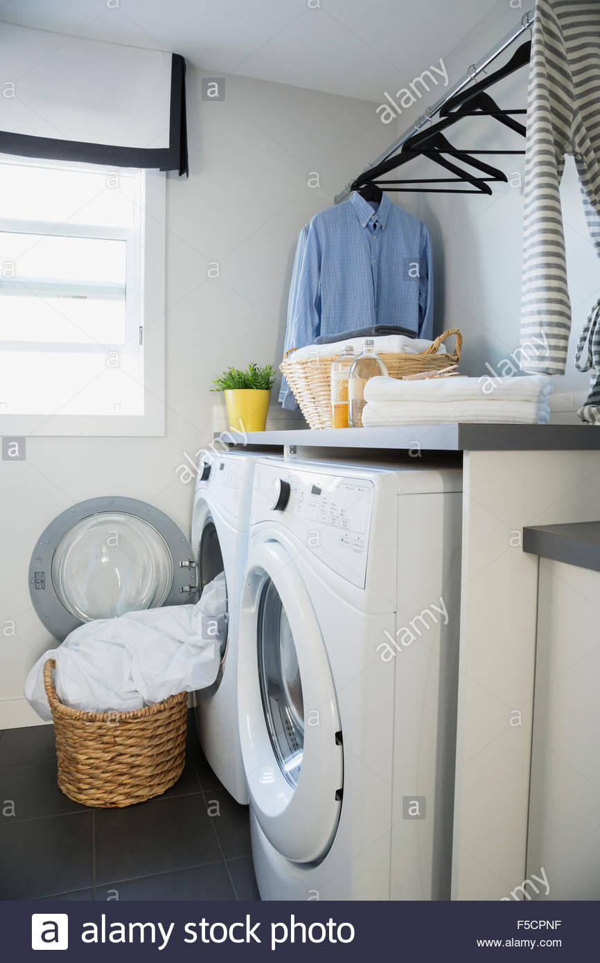 Lavadora y secadora en cuarto de lavandería Foto & Imagen De Stock ... Lavadora y secadora en cuarto de lavandería Foto & Imagen De Stock ...