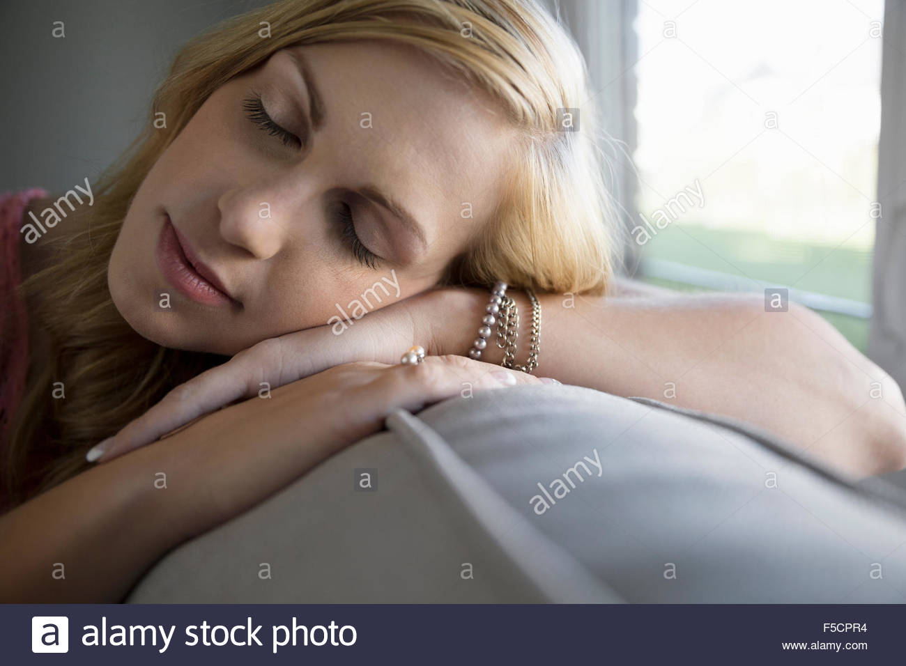 Serena mujer durmiendo en el sofá Foto de stock