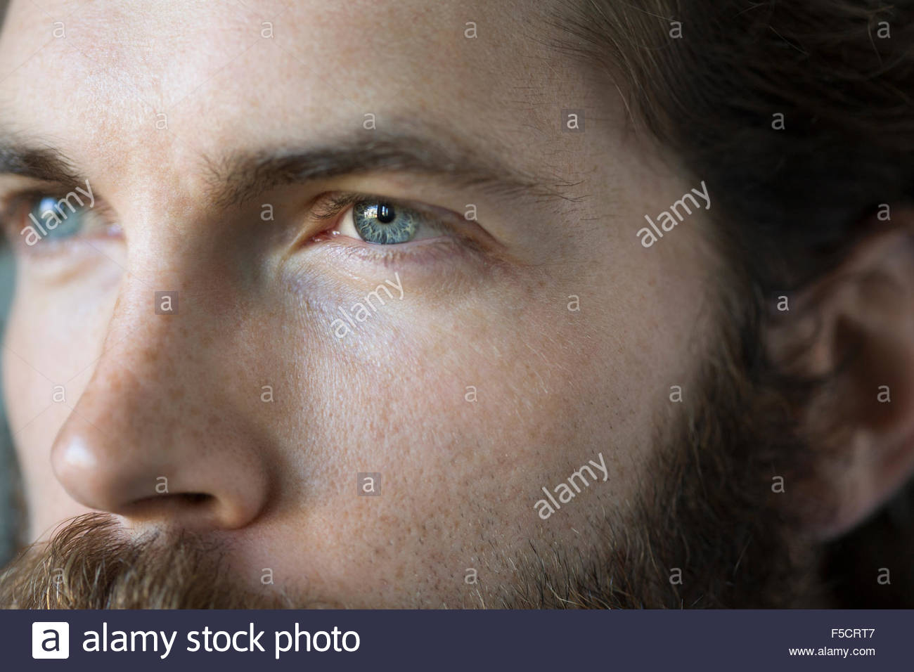 Full Frame cerrar de ojos azules hombre pensativo Foto de stock