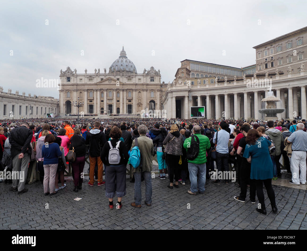 Una gran multitud se reúne para la misa por el Papa Francesco en la plaza de San Pedro en el Vaticano. Foto de stock