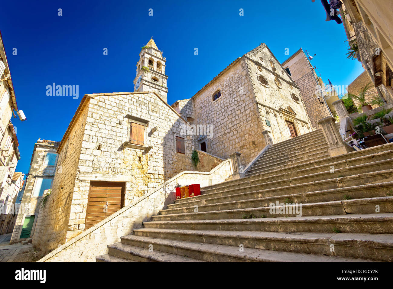 Calle de piedra histórico de la antigua ciudad de Vis en Dalmacia, Croacia Foto de stock