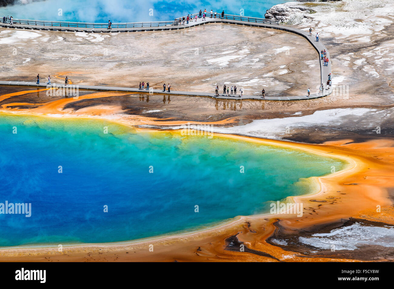 Grand Prismatic Spring, en la Cuenca del Géiser de Midway. El Parque Nacional Yellowstone, Wyoming, Estados Unidos de América. Foto de stock