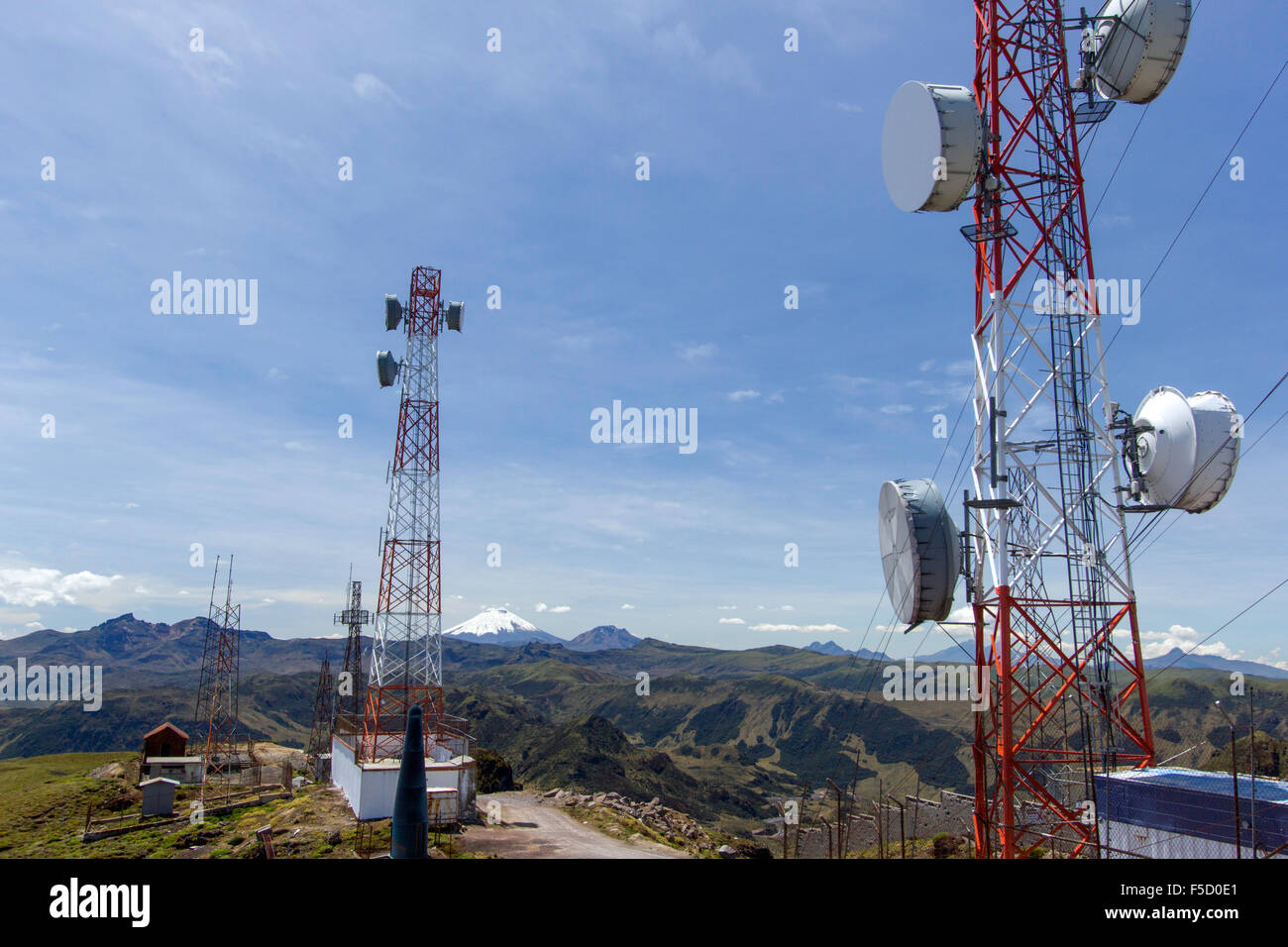 Antenas de comunicación en la cresta de la Cordillera de los Andes sobre  Papallacta en Ecuador, permitiendo la comunicación entre Quito y la  Amazonía Fotografía de stock - Alamy