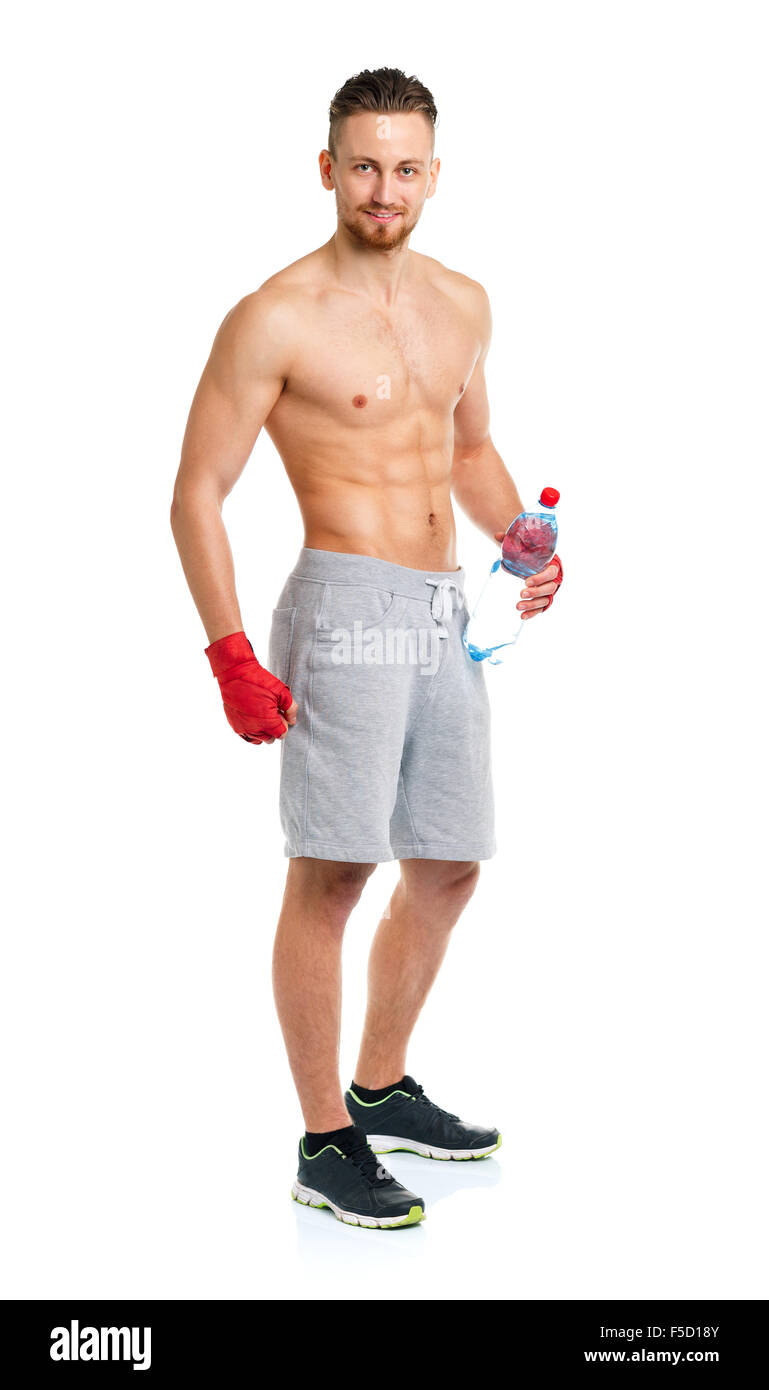 Deporte atractivo hombre vestido con vendas de boxeo y beber agua fresca en el blanco Foto de stock