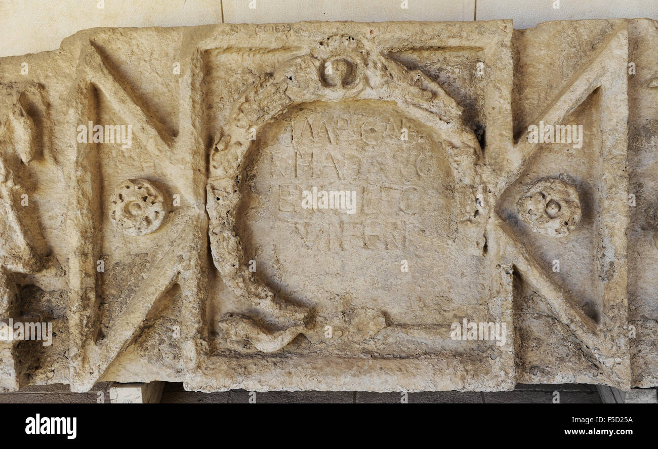 ancla Tranvía De este modo Inscripción en latín, de piedra caliza. Shuni. Período romano, siglo II  D.C. La inscripción está rodeado por una corona. La diosa de la victoria,  Nike, es visto de pie sobre un globo