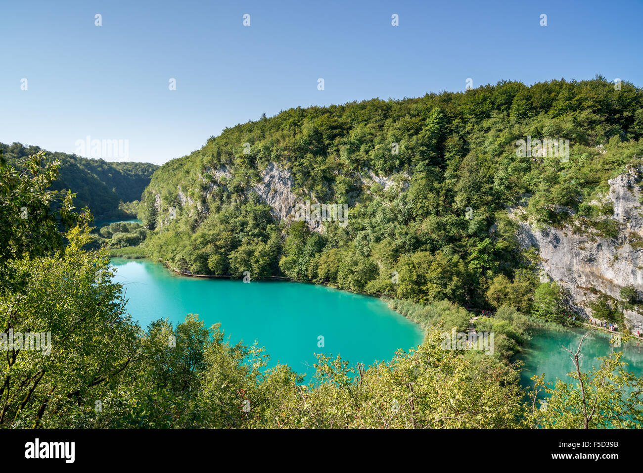 Baje los lagos en el Parque Nacional de Los Lagos de Plitvice en Croacia Foto de stock