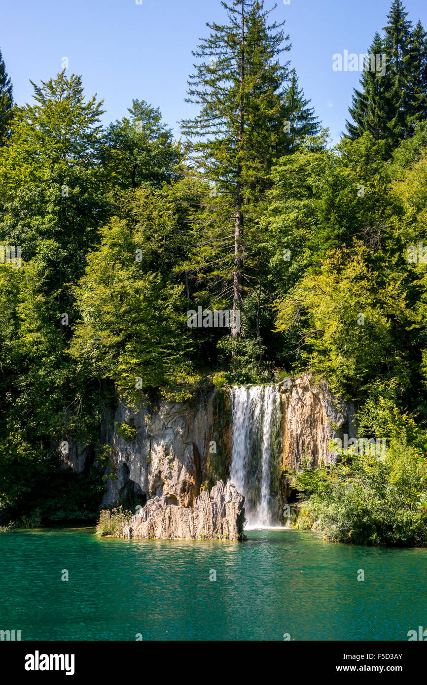 Cascada en el Parque Nacional de Los Lagos de Plitvice en Croacia Foto de stock