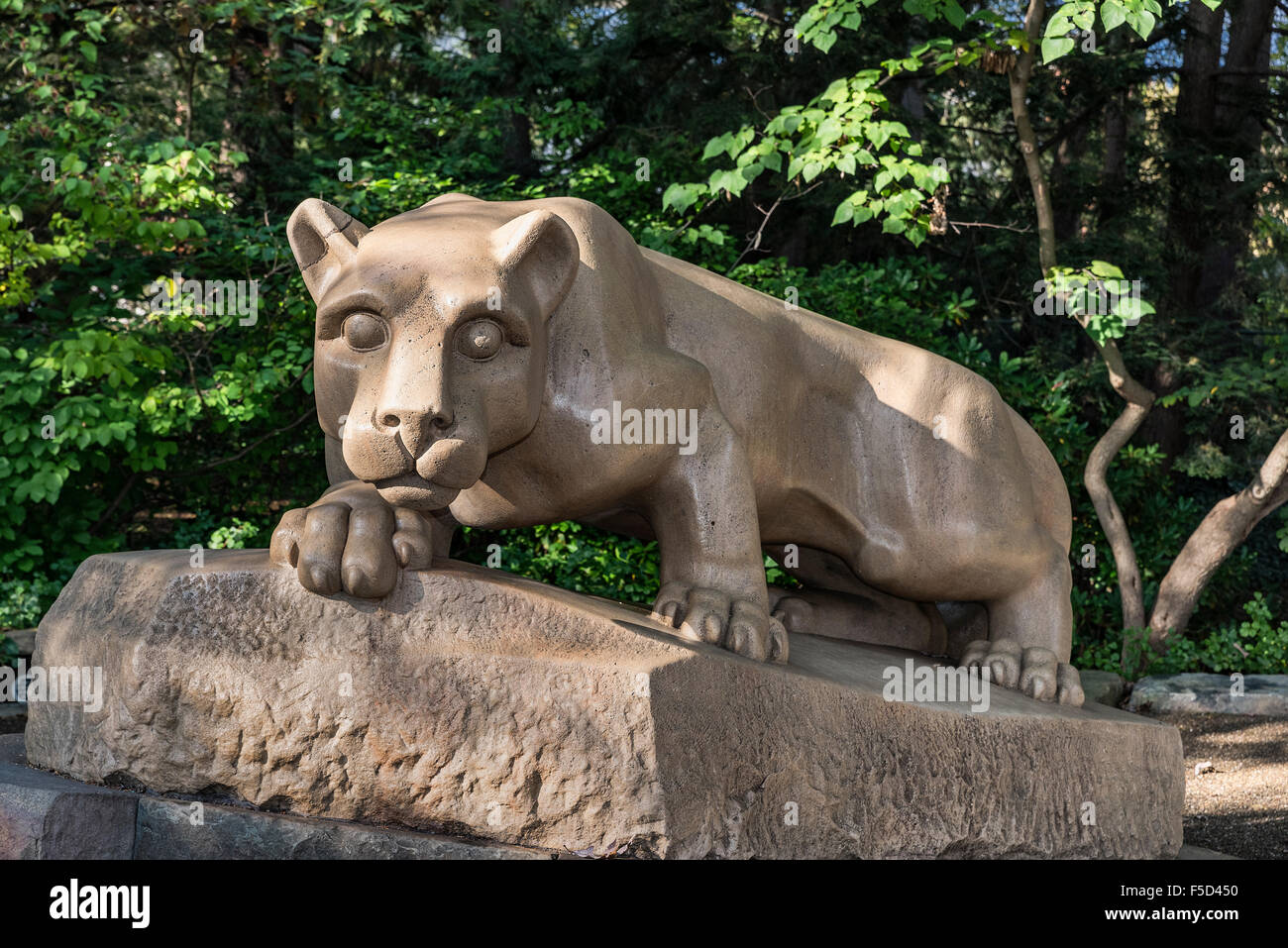 Nittany Lion mascota estatua en el campus principal de la Universidad de Penn State, State College, Pennsylvania, EE.UU. Foto de stock