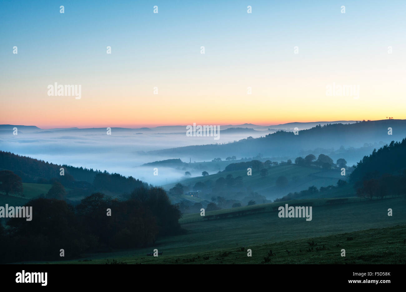 Cerca de Knighton, Powys, Gales, Reino Unido. Desde el 01 de noviembre, 2015. Atardecer en una solitaria cabaña con una espesa niebla llenando los valles más allá. En la distancia, heno Bluff a la izquierda y la pluma en el ventilador y en el centro de Brecon Beacons Crédito: Alex Ramsay/Alamy Live News Foto de stock