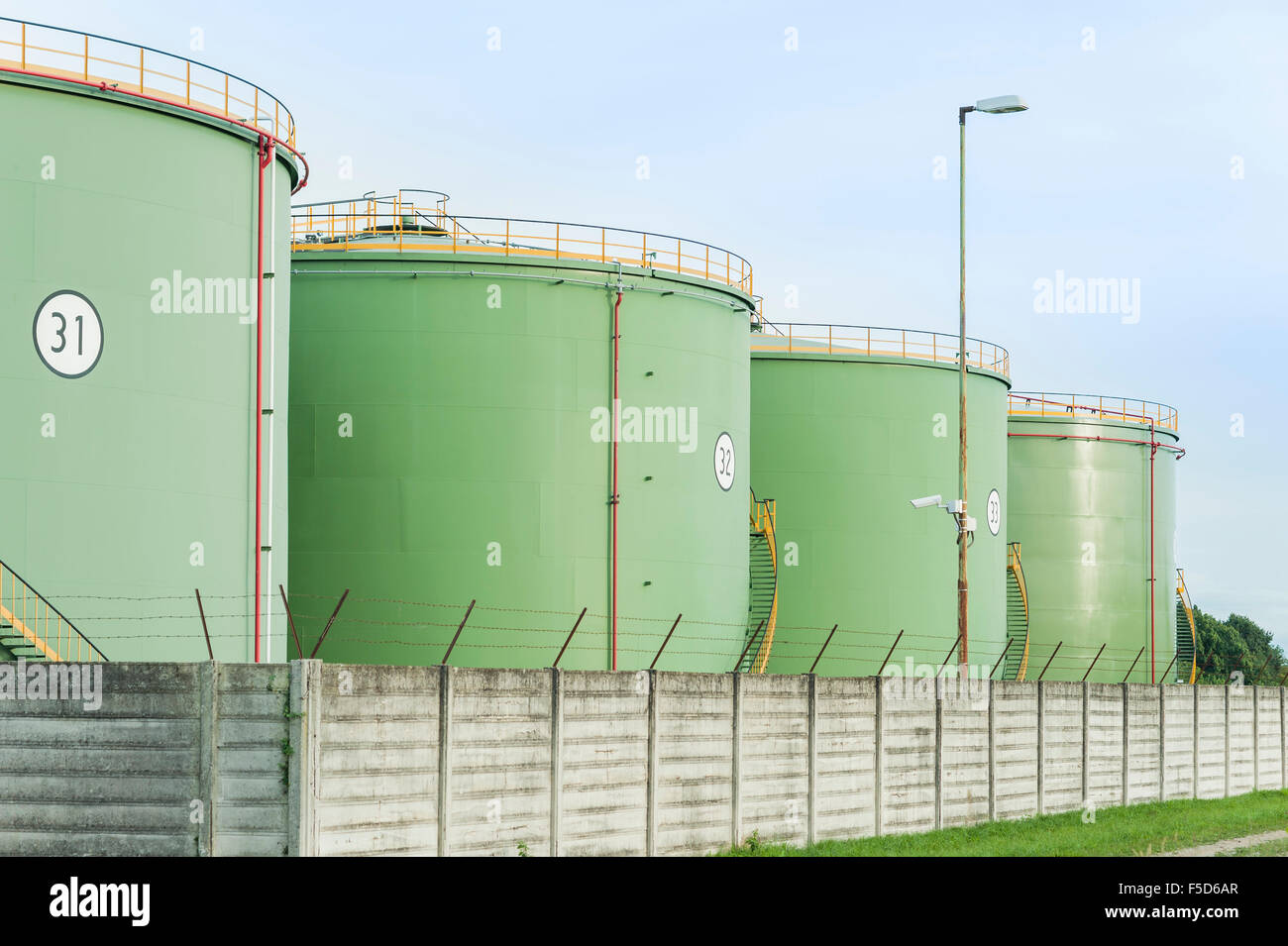 Tanques de almacenamiento industrial. Depósitos de aceite en línea Foto de stock