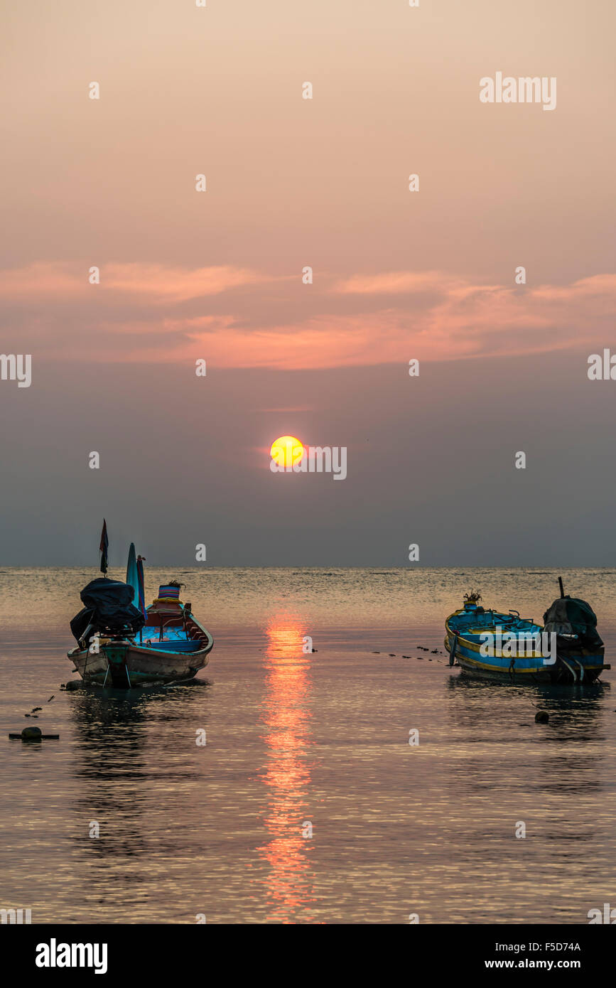 Dos botes de cola larga, el Mar del Sur de China al atardecer, el Golfo de Tailandia, Koh Tao, Tailandia Foto de stock