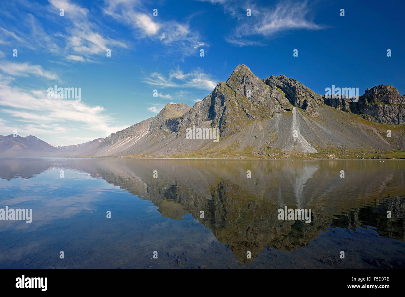 Montaña Vikurfjall reflejada en el agua, desde Hvalnes Reserva Natural, Islandia Foto de stock