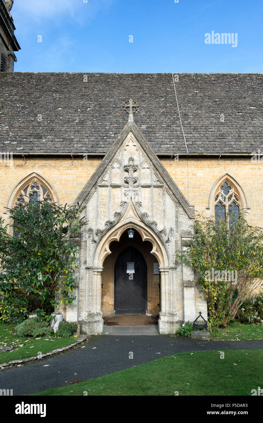 La iglesia de San Lorenzo, en el agua, Bourton Cotswolds, Gloucestershire, Inglaterra Foto de stock