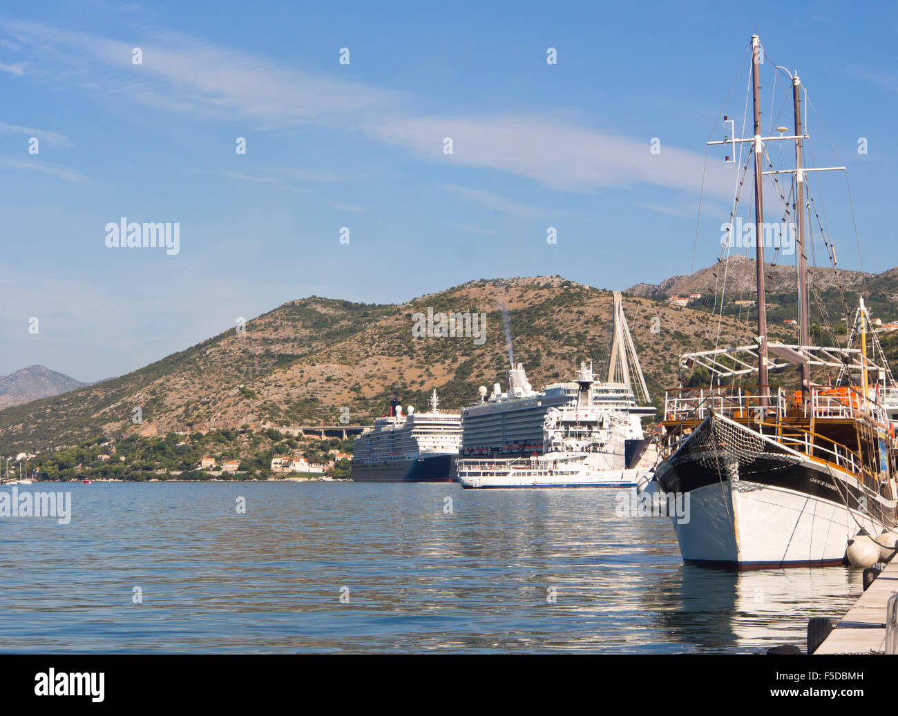 El puerto de Gruz de Dubrovnik Croacia servicios cruceros y barcos de  excursión Fotografía de stock - Alamy