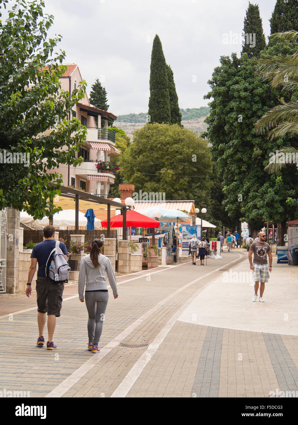 Calle peatonal en el distrito turístico de Lapad de Dubrovnik, Croacia, puestos de venta de recuerdos en los lados Foto de stock