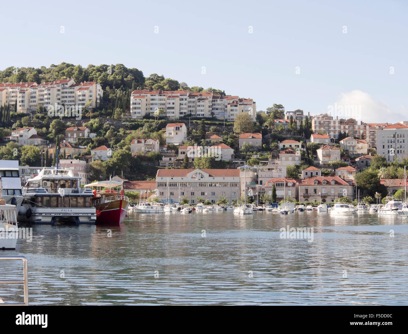 La zona del puerto de Gruz de Dubrovnik, Croacia, en la península de Lapad detrás Foto de stock