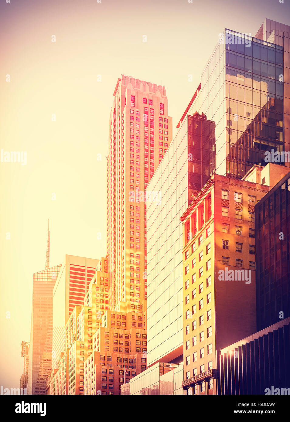 Vintage instagram foto filtrada de los rascacielos de Manhattan al atardecer, la ciudad de Nueva York, EE.UU.. Foto de stock