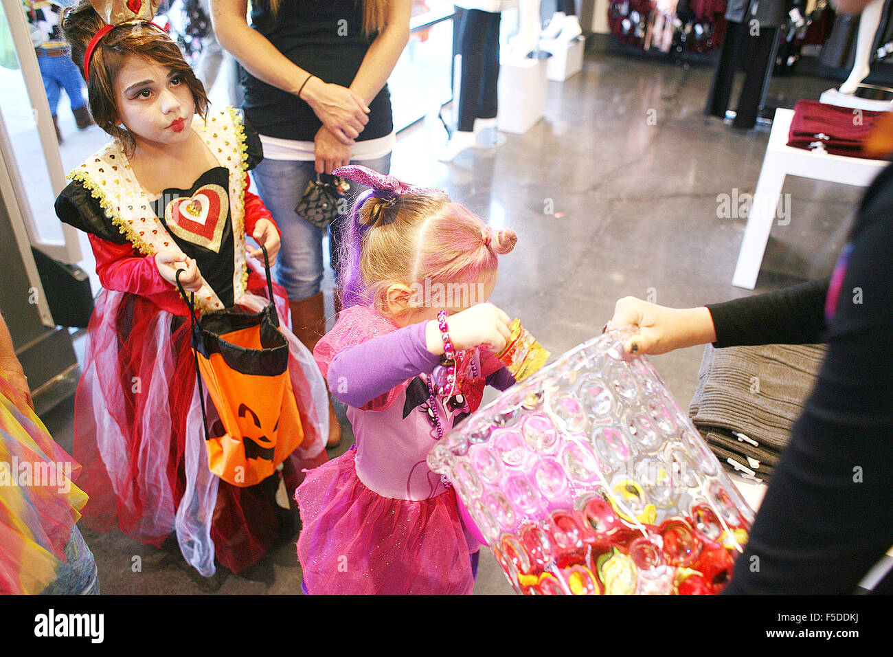 Octubre 31, 2015 - Napa, CA, EE.UU. - vestidos como la reina de corazones,  Lili Smith, espera su turno como su hermana Haylee recoge un pedazo de  caramelo durante el Spooktacular Trick