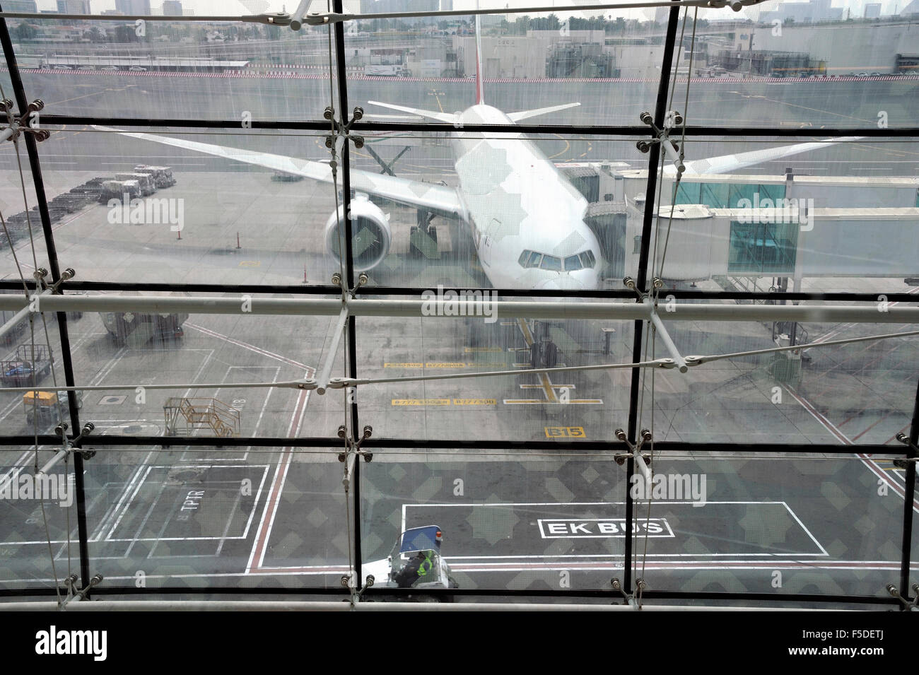 Un avión de pie en la puerta del aeropuerto El aeropuerto de Dubai, Emiratos Árabes Unidos. Foto de stock