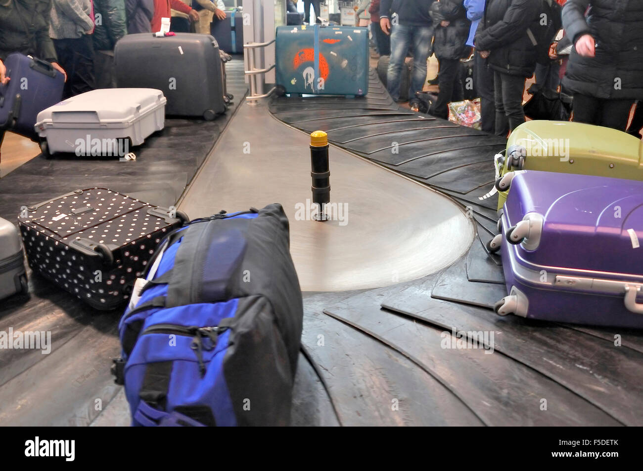 La recogida de equipajes. Correa de equipaje del aeropuerto con el traslado  de equipaje en colores nítidos Fotografía de stock - Alamy