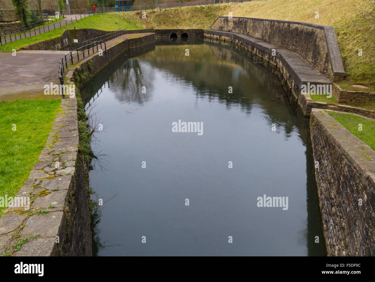 Cuenca Resolven, Neath Canal. Resolven, Valle de Neath, Port Talbot, Gales, Reino Unido. Foto de stock