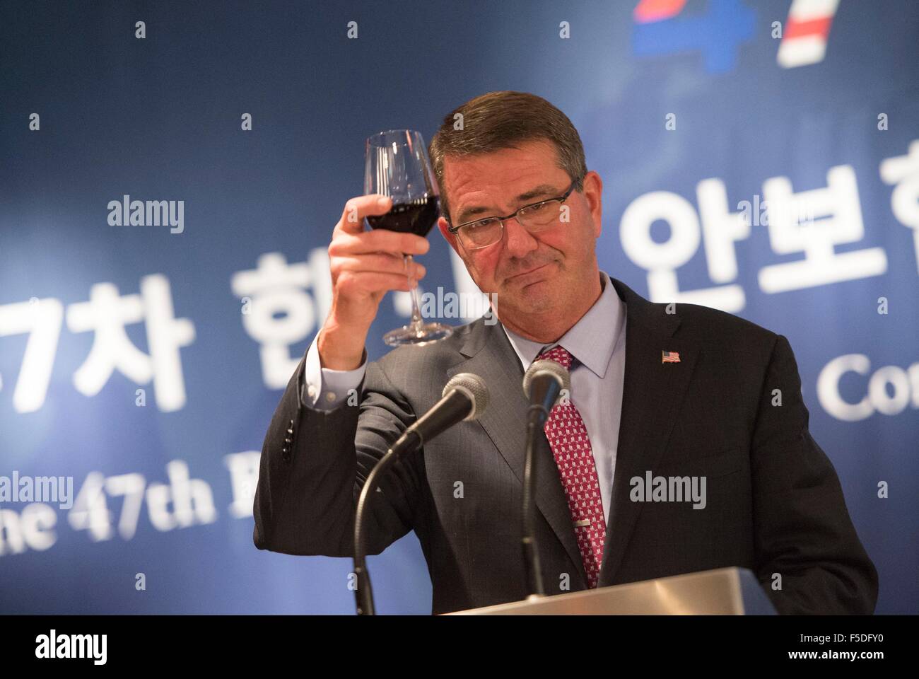 El Secretario de Defensa de EE.UU Ashton Carter tostadas de República de Corea Ministro de Defensa han Minkoo durante la Reunión Consultiva de Seguridad recepción el 1 de noviembre de 2015 en Seúl, República de Corea. Foto de stock