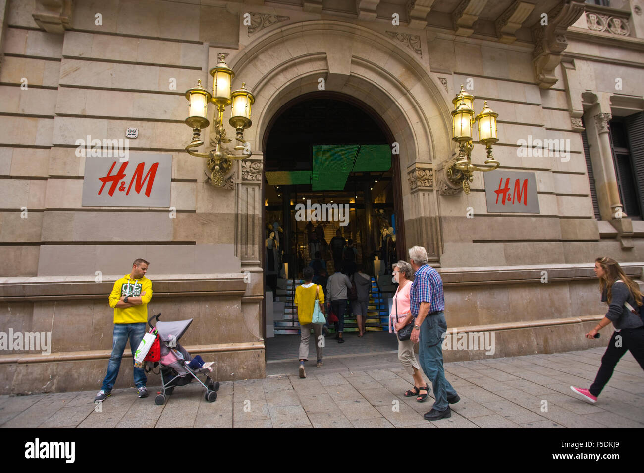 Exterior de H&M tienda de moda en Barcelona Cataluña España ES Fotografía  de stock - Alamy