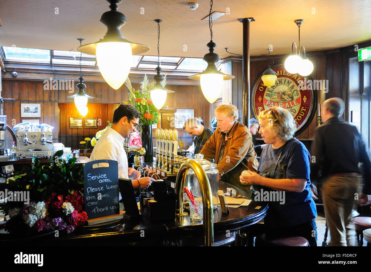 Conocido bar fotografías e imágenes de alta resolución Alamy